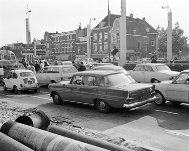 850407 Afbeelding van het verkeer op de Tolsteegbrug bij de rotonde op het Ledig Erf die gereconstrueerd wordt, met ...